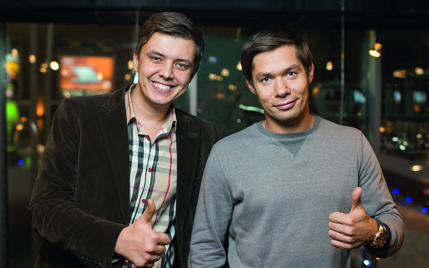 Стас Пьеха с другом в баре