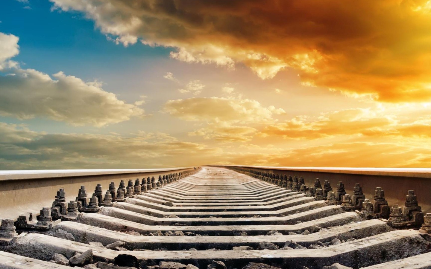 Железная дорога и чёткий горизонт