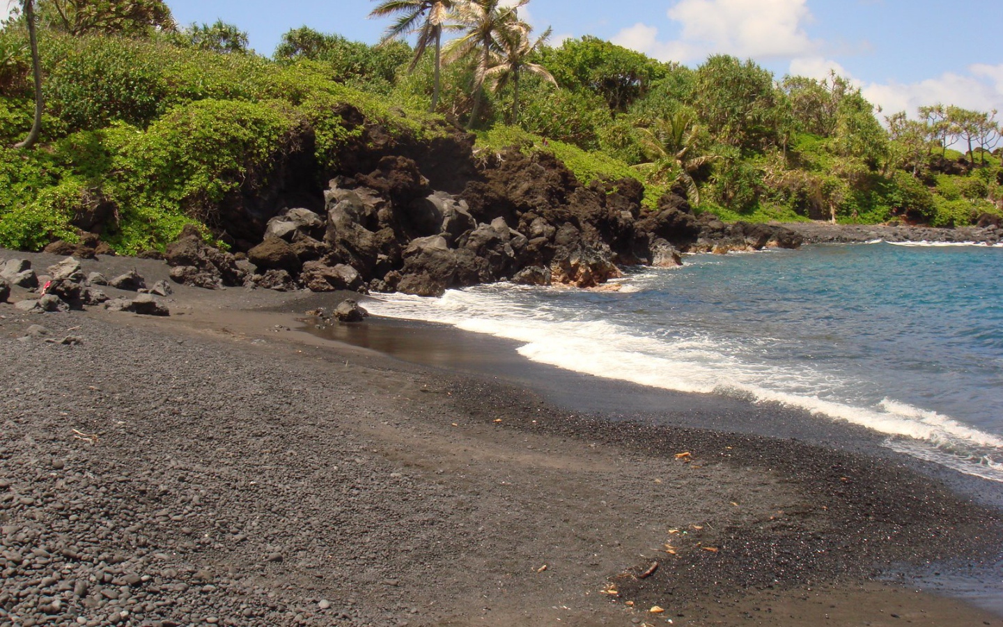 Черный песок на пляже