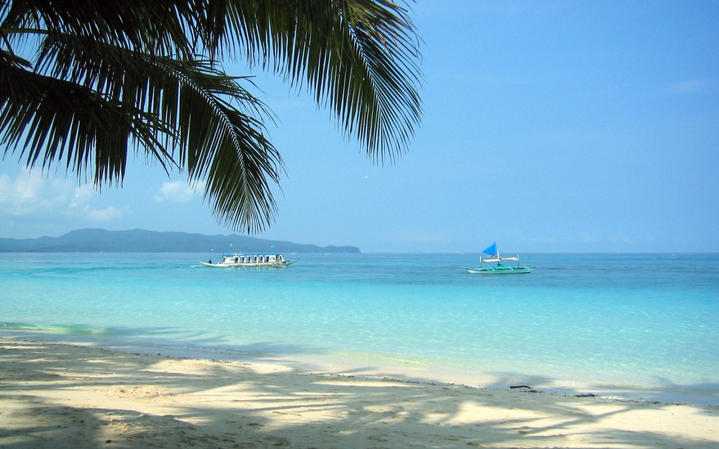 Пляж с белым песком