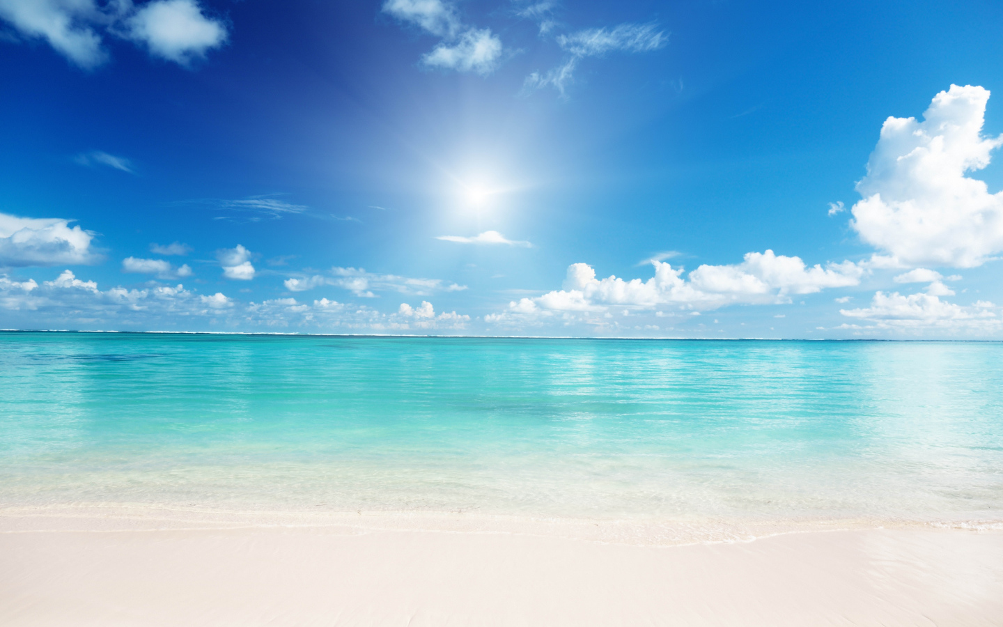 Белый песок на пляже