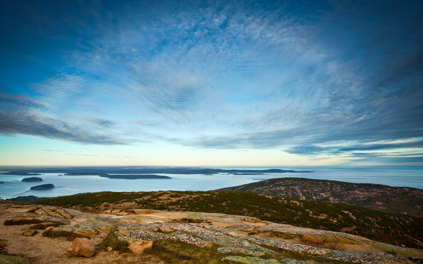 Светлый круг в облаках