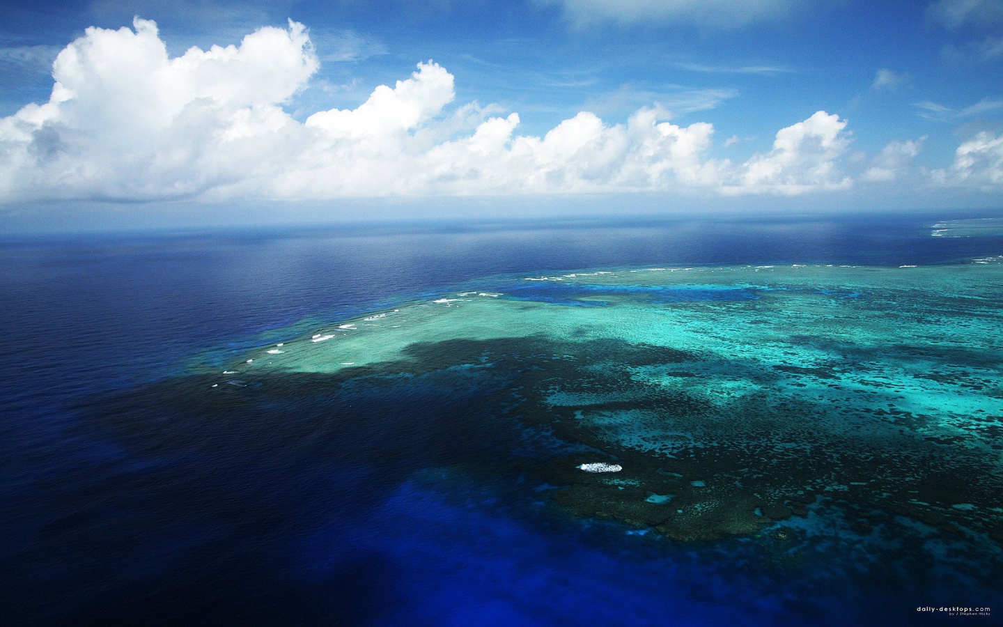 Белые облака над океаном