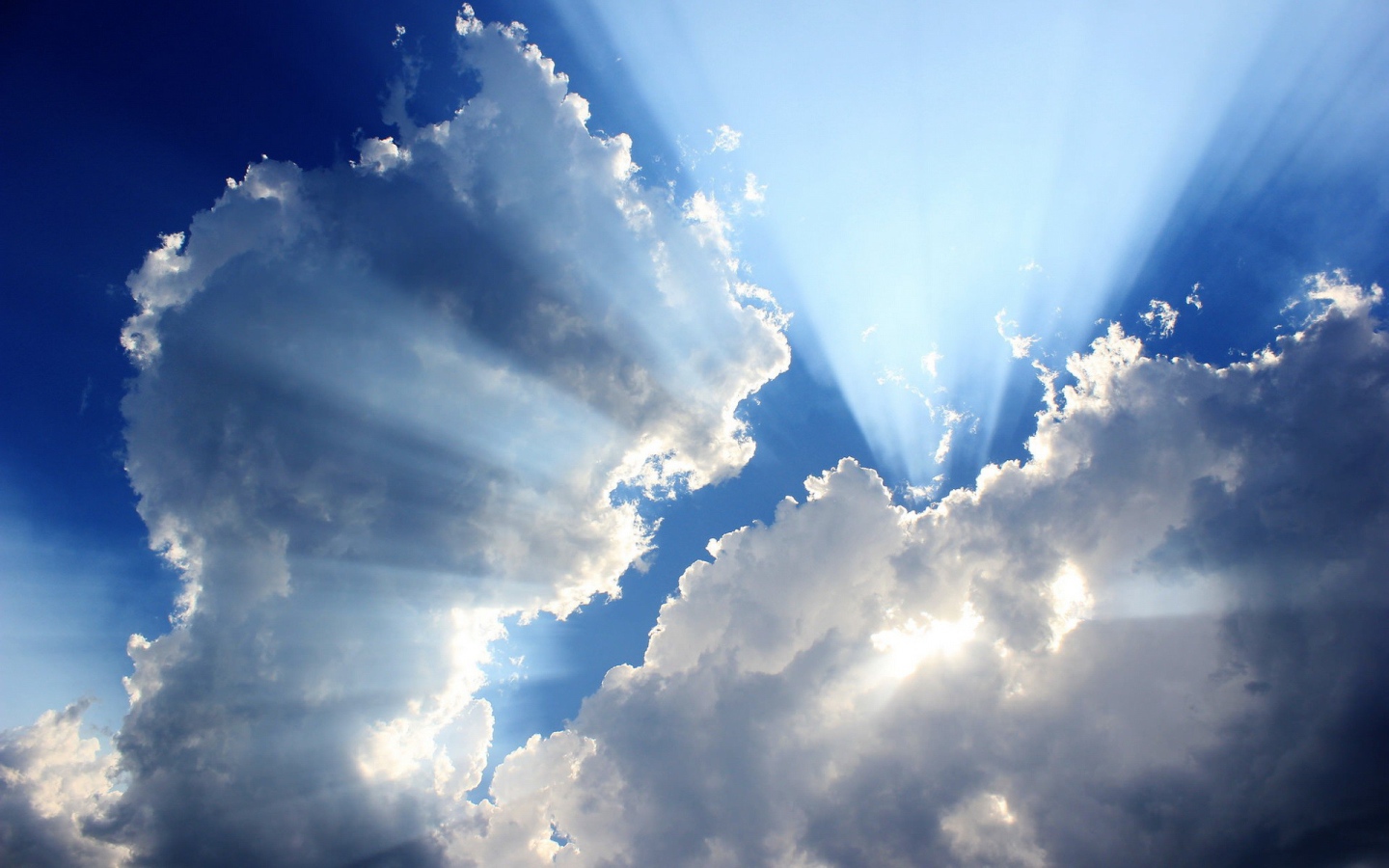 Лучи солнца из облаков