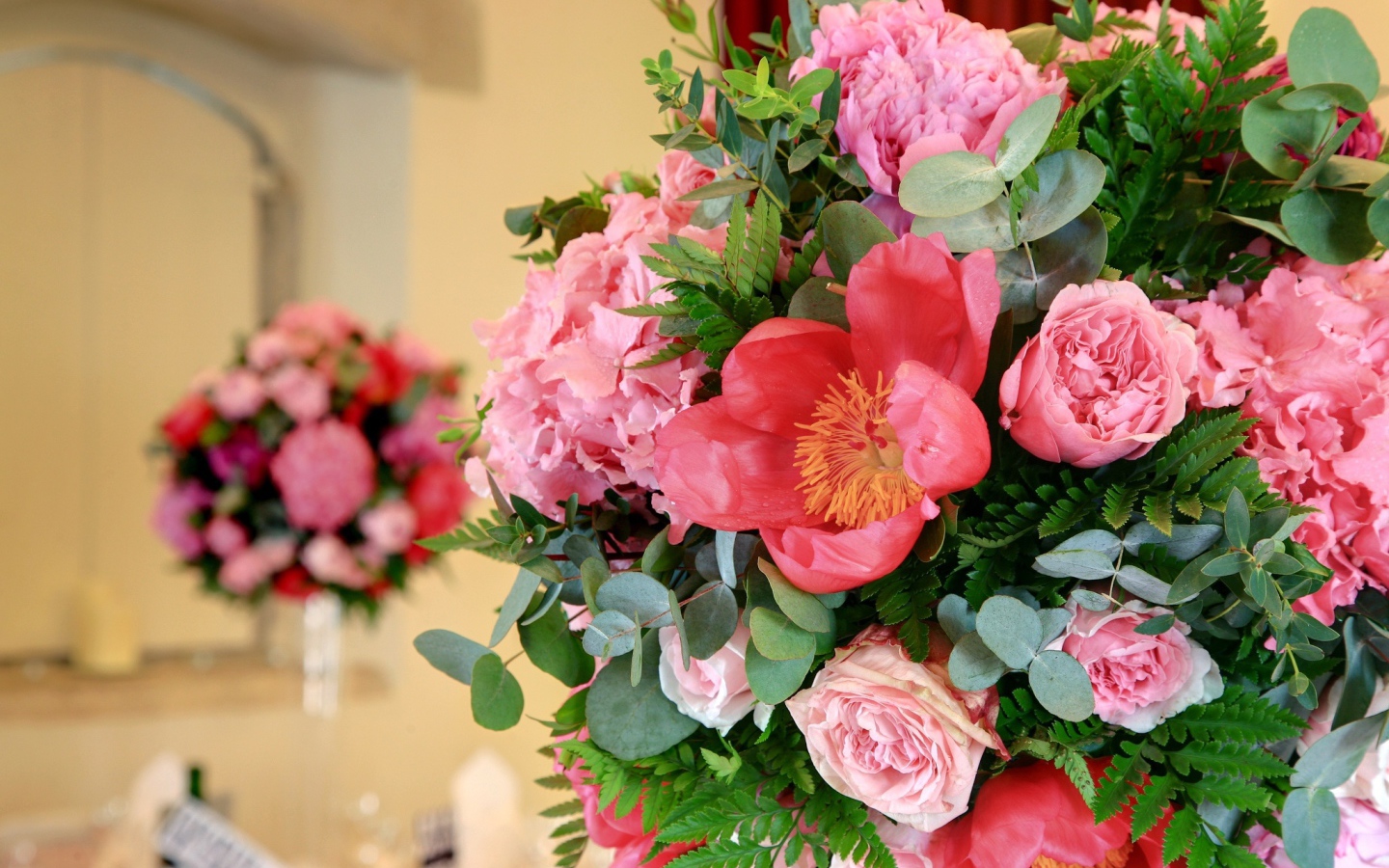 Красивый букет пионов