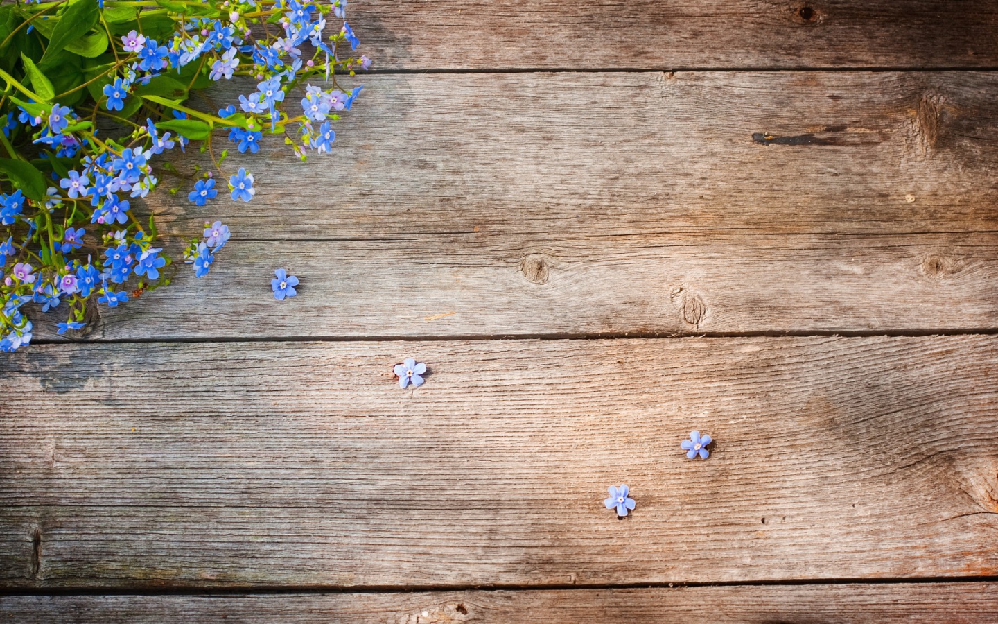 Букет на деревянном столе
