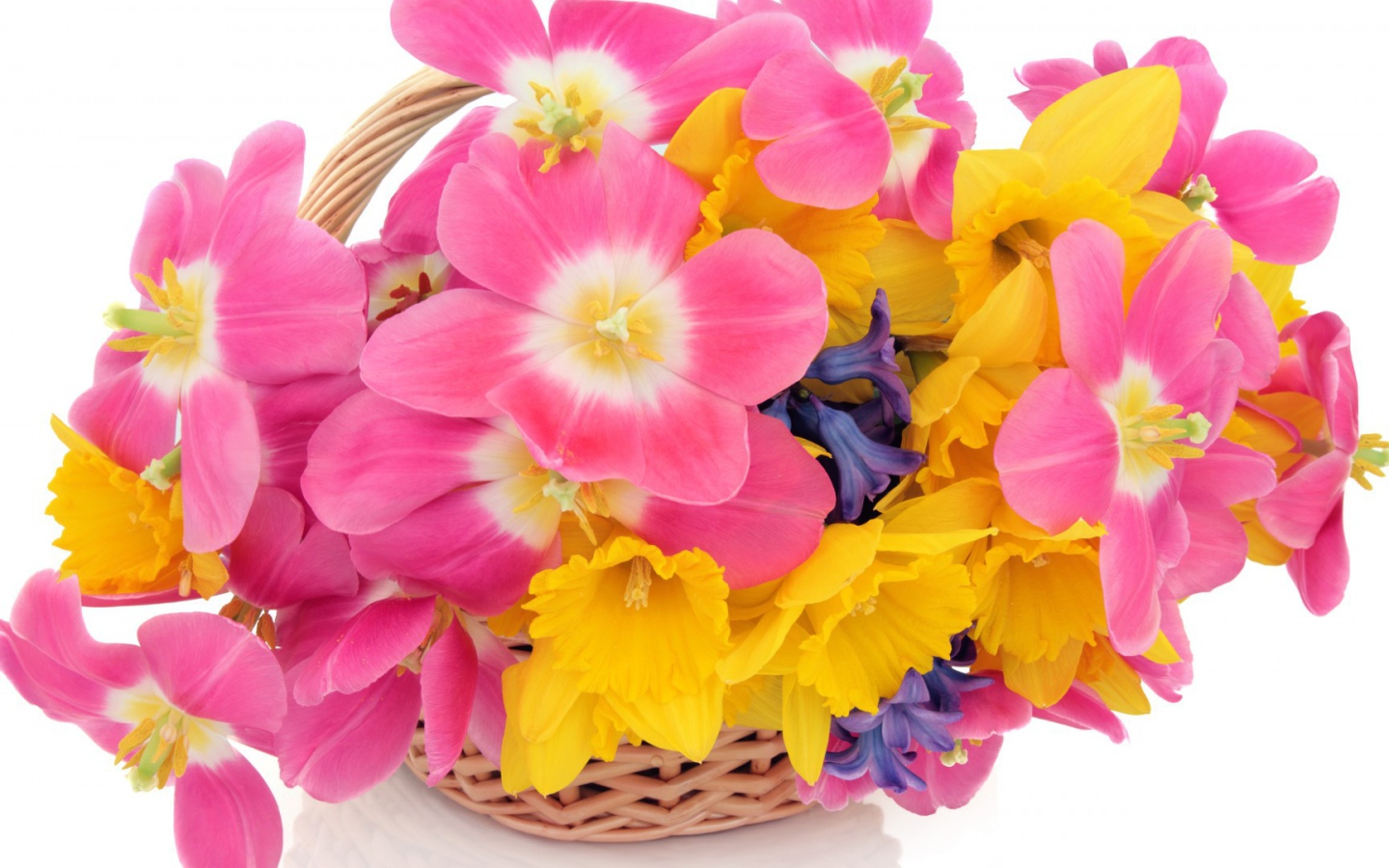 Маленькая корзина цветов