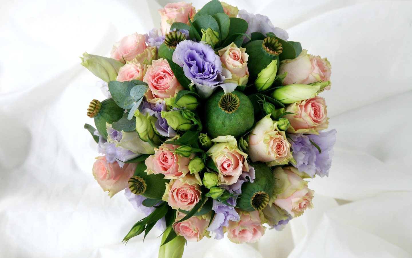 Композиция из роз и мака