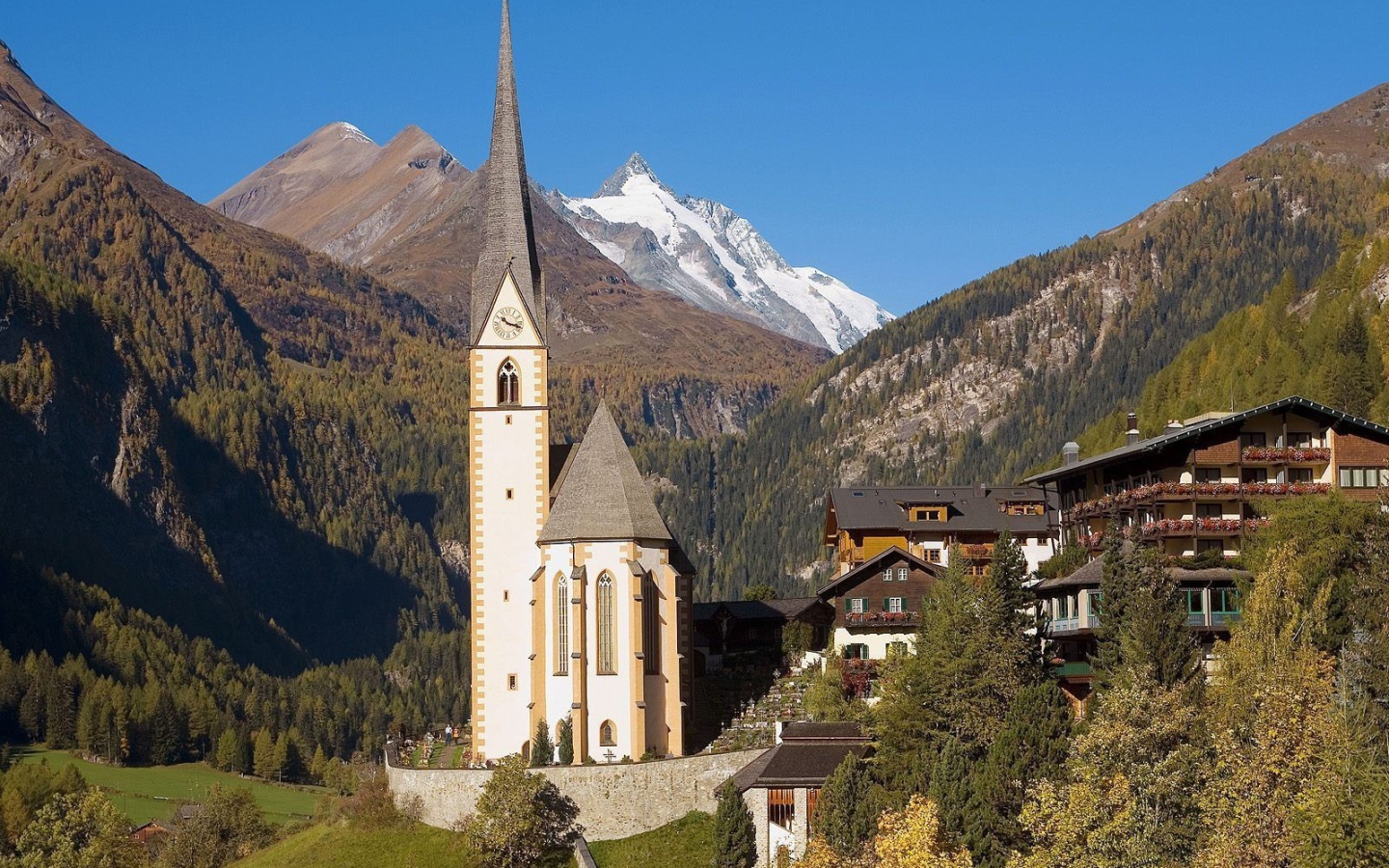 Высокая часовня в горах