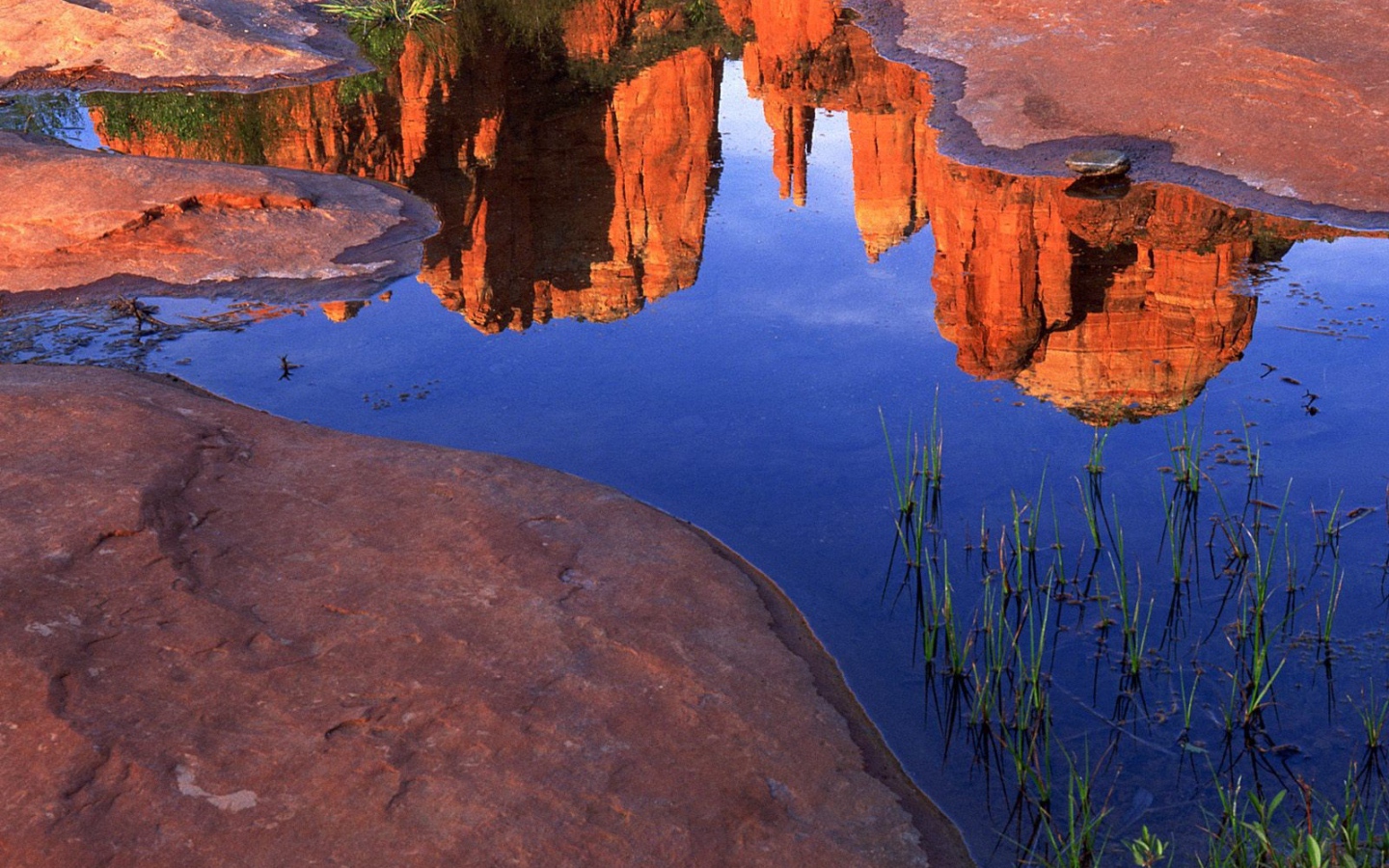 Горы отражаются в воде