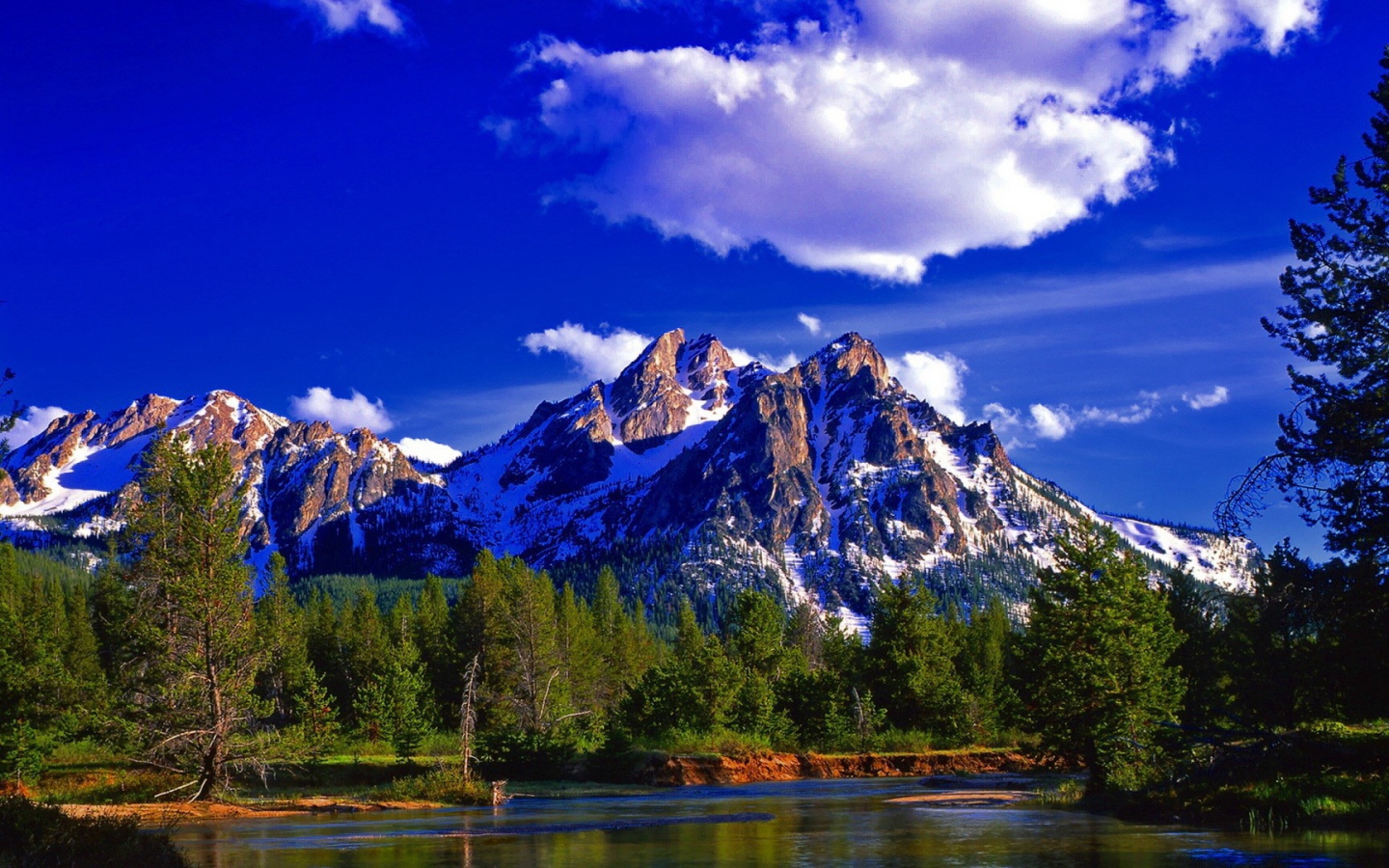 Синее небо над горным озером