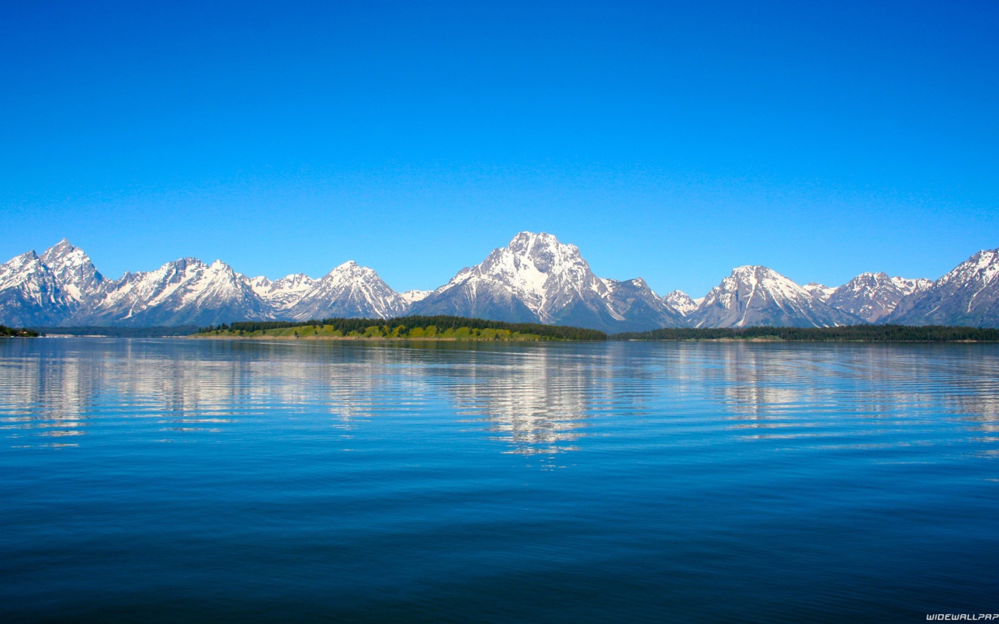 Белые горы на берегу озера