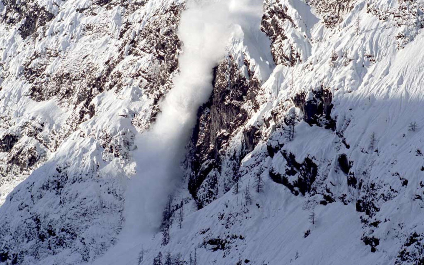 Сход лавины в горах