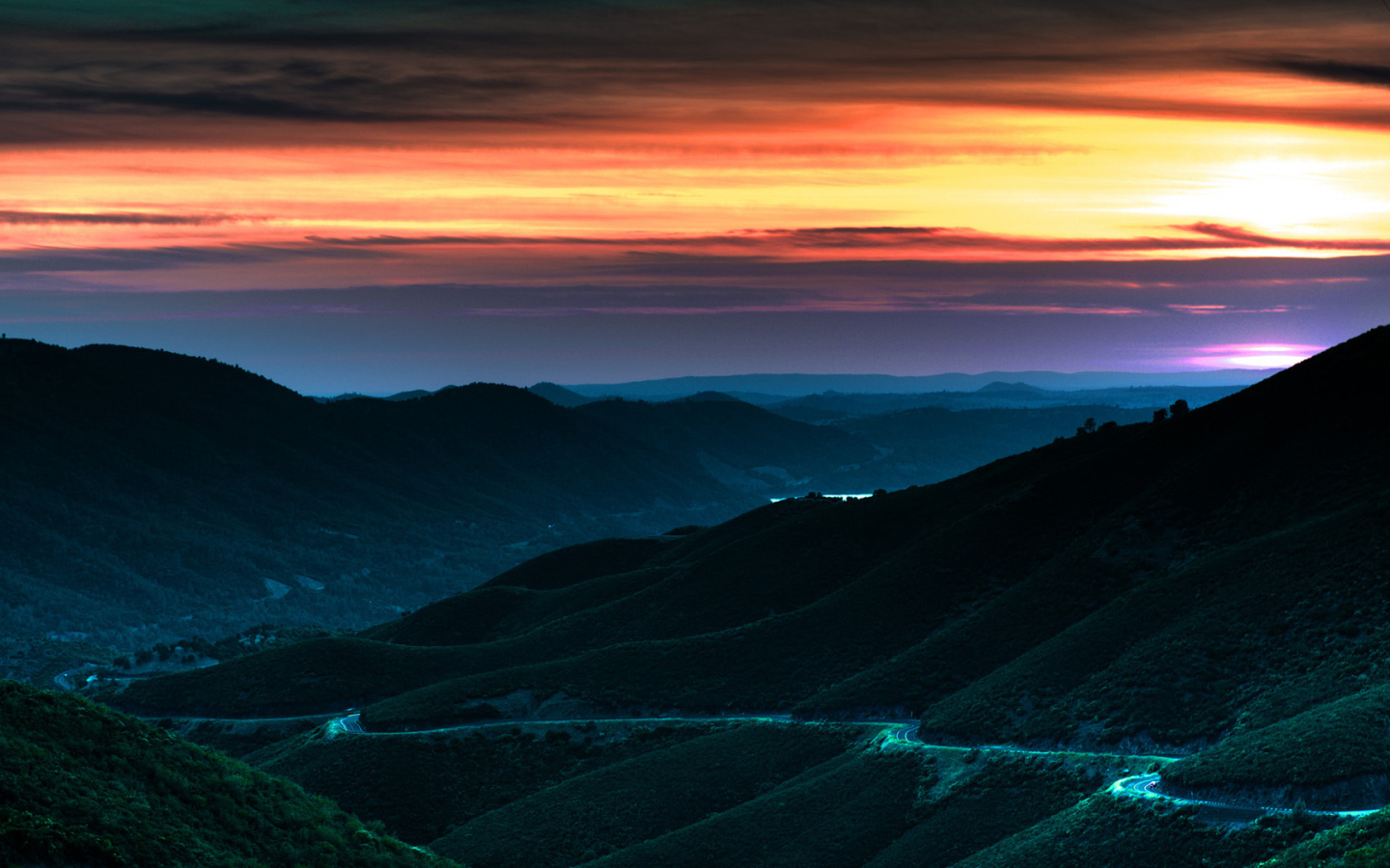 Дорога на склоне горы