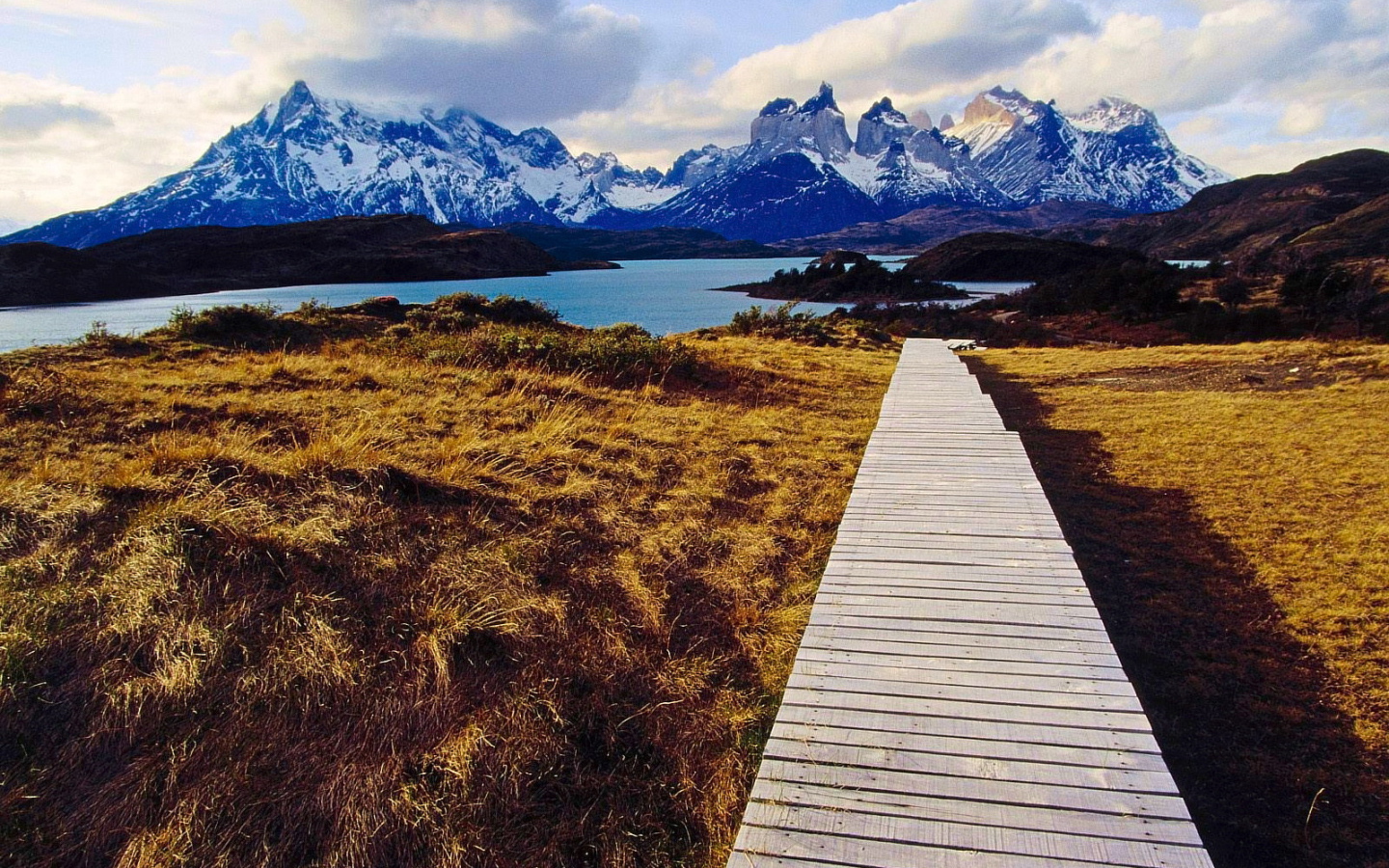 Деревянная дорожка к озеру