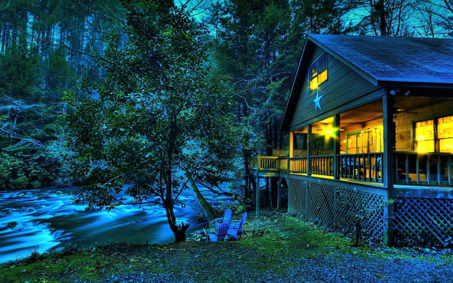 Дом около реки