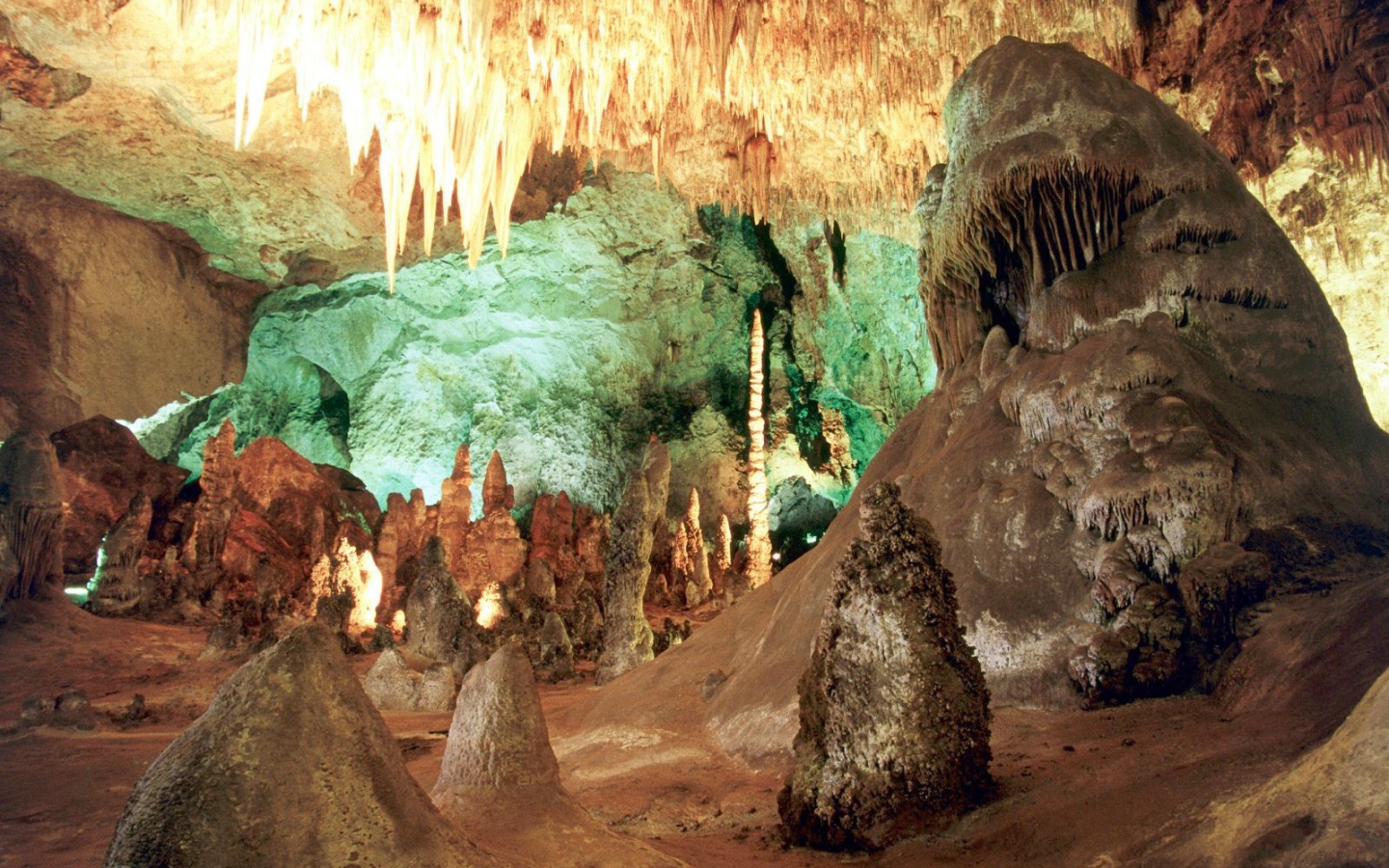 Сталактиты в пещере