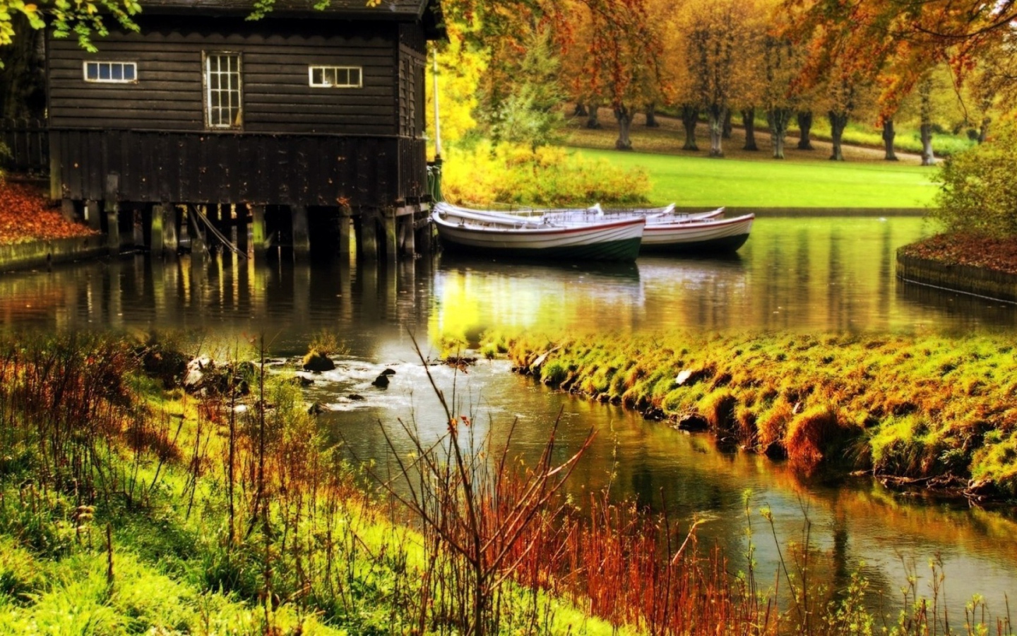 Лодки и домик у причала