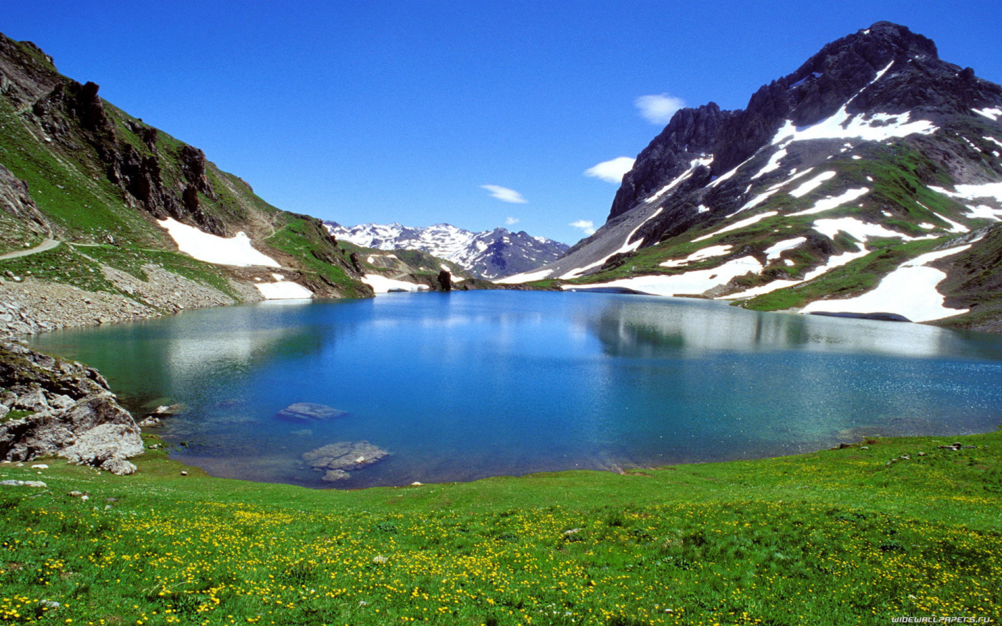 Чистая озерная вода