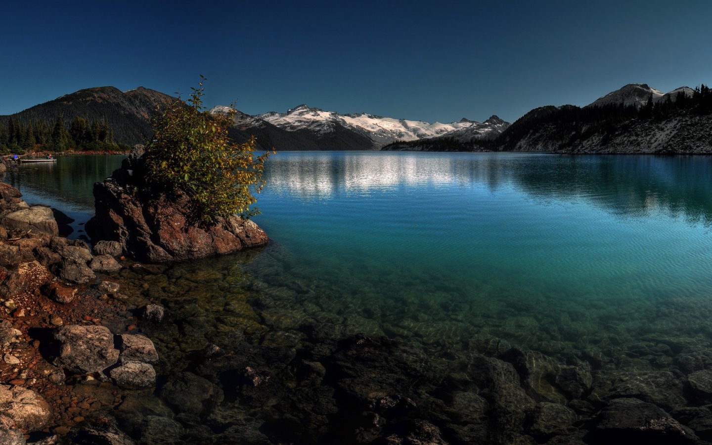 Кристально чистое озеро