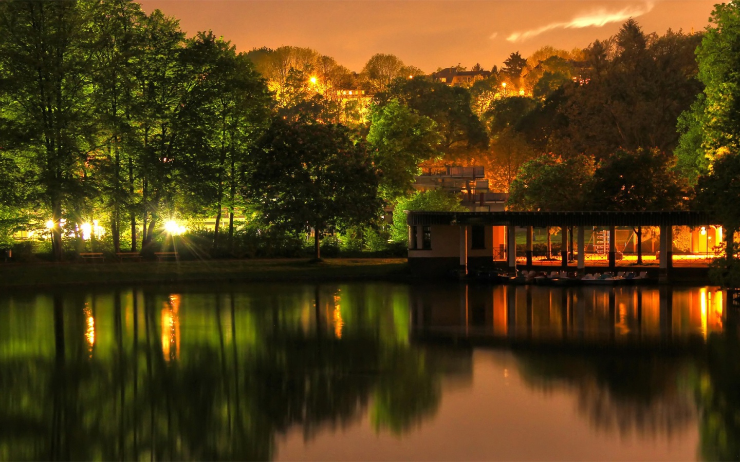 Золотой вечер на озере