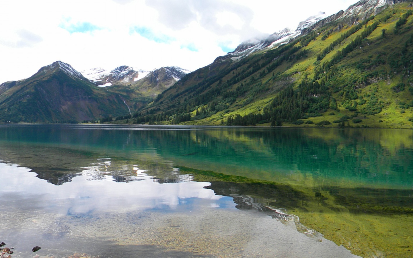 Озеро в горной долине