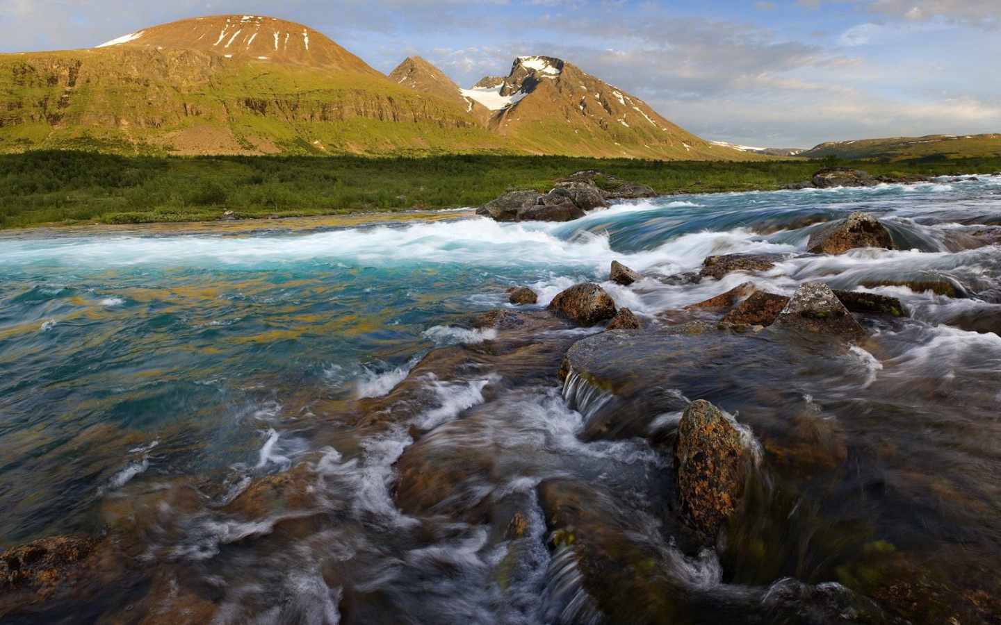 Пейзаж с бурной рекой