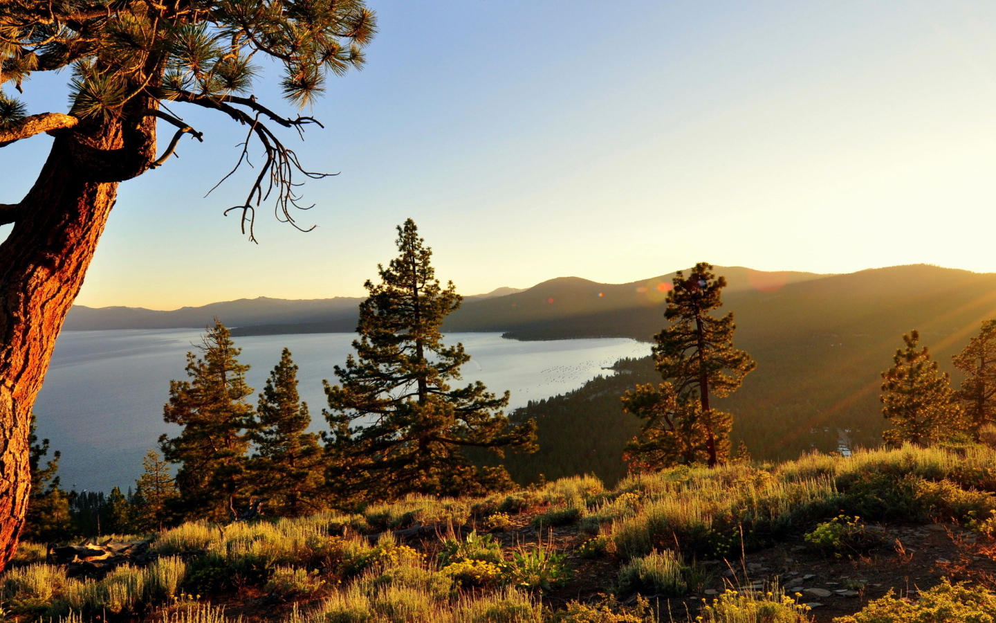 Лучи заката над озером