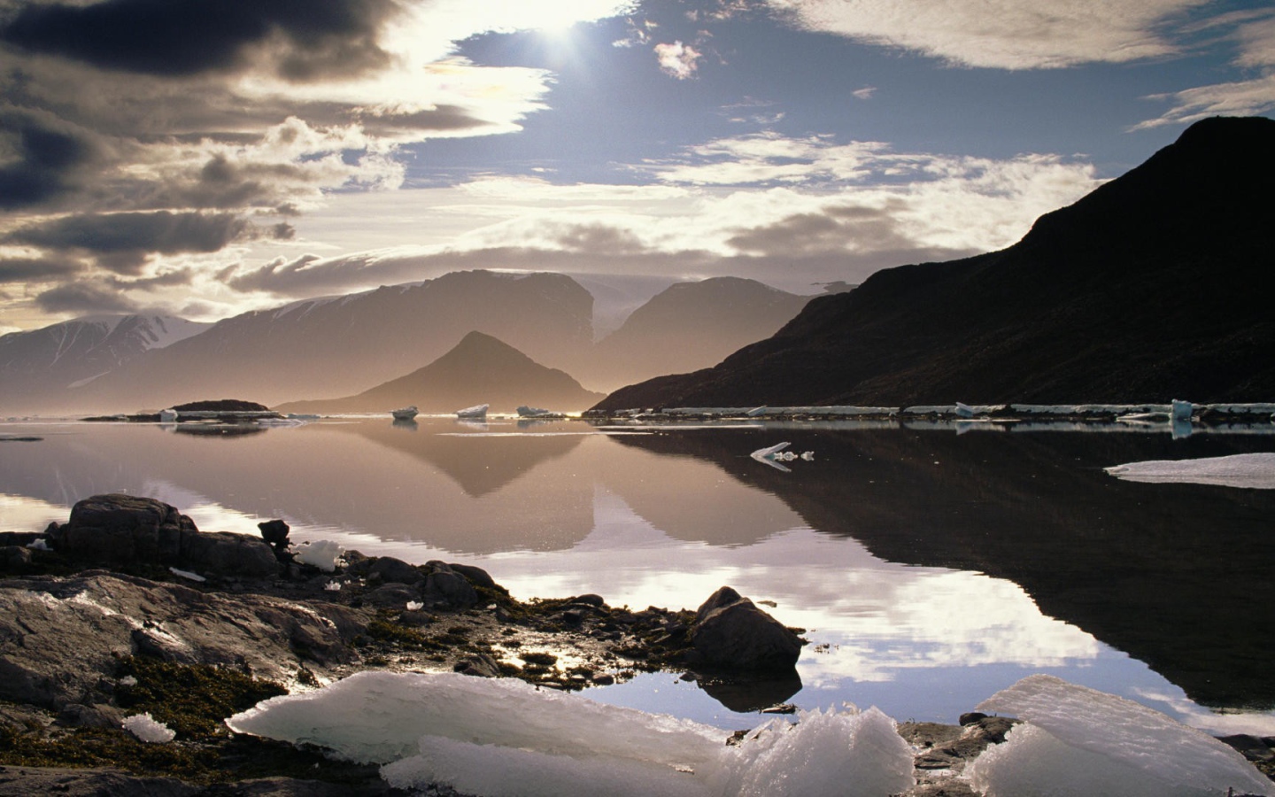Лед на берегу горного озера