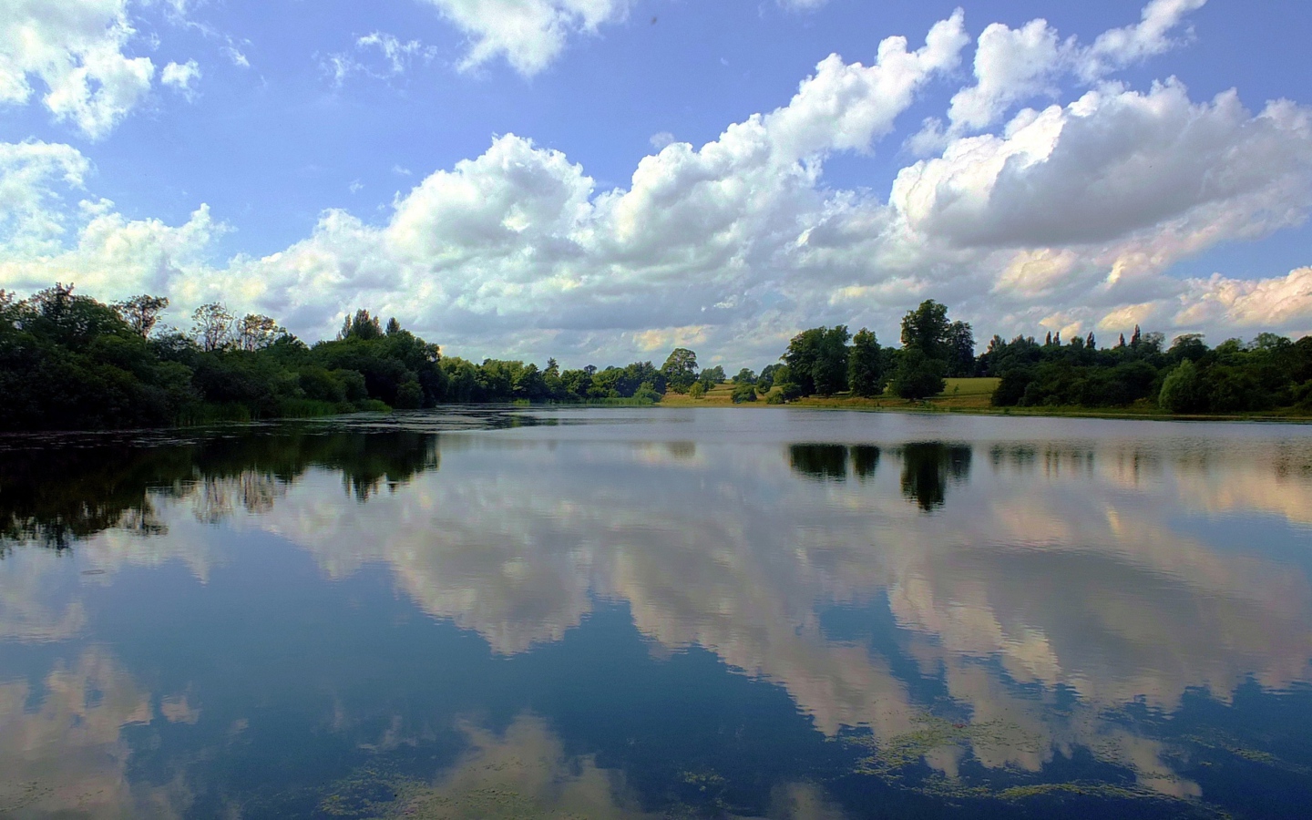 Облака отражаются в озере