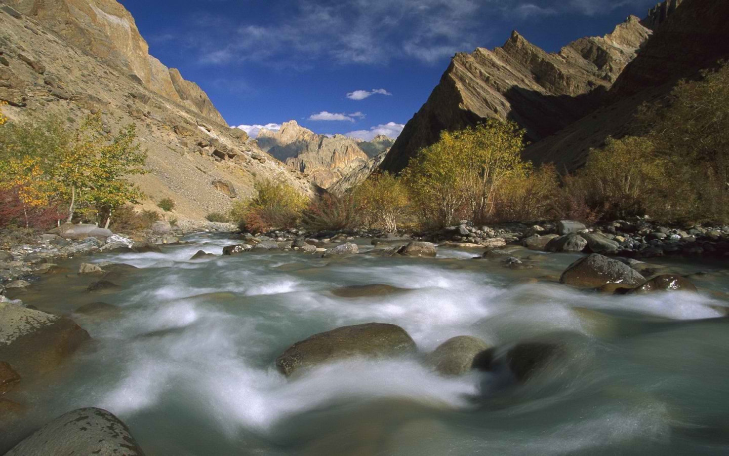 Быстрая горная река