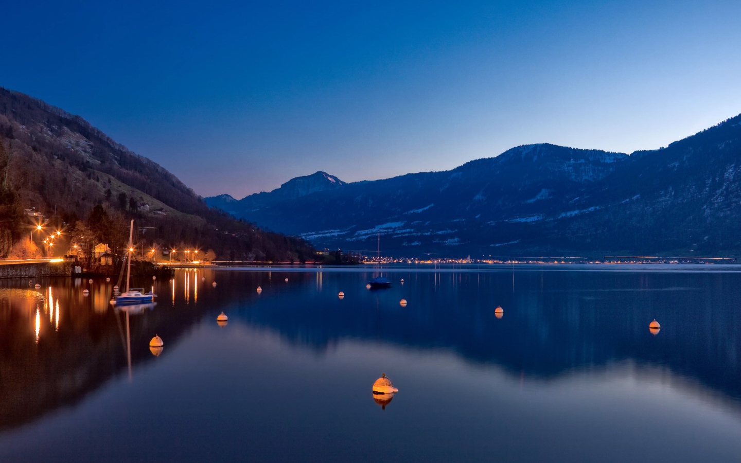 Тихая вода среди гор