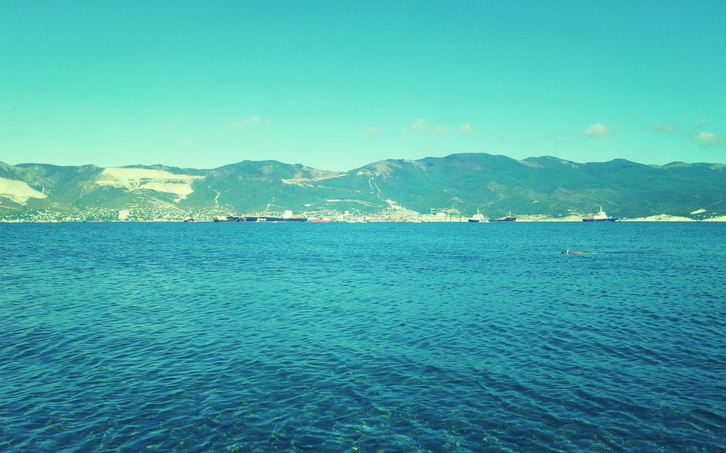 Синее море и зеленые горы