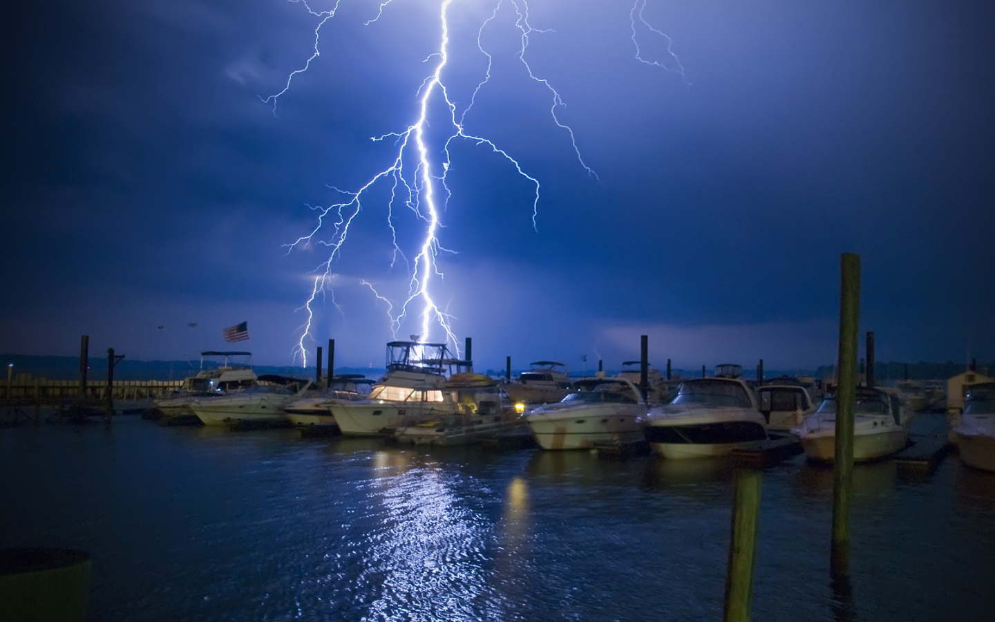 Молния ударила в лодки