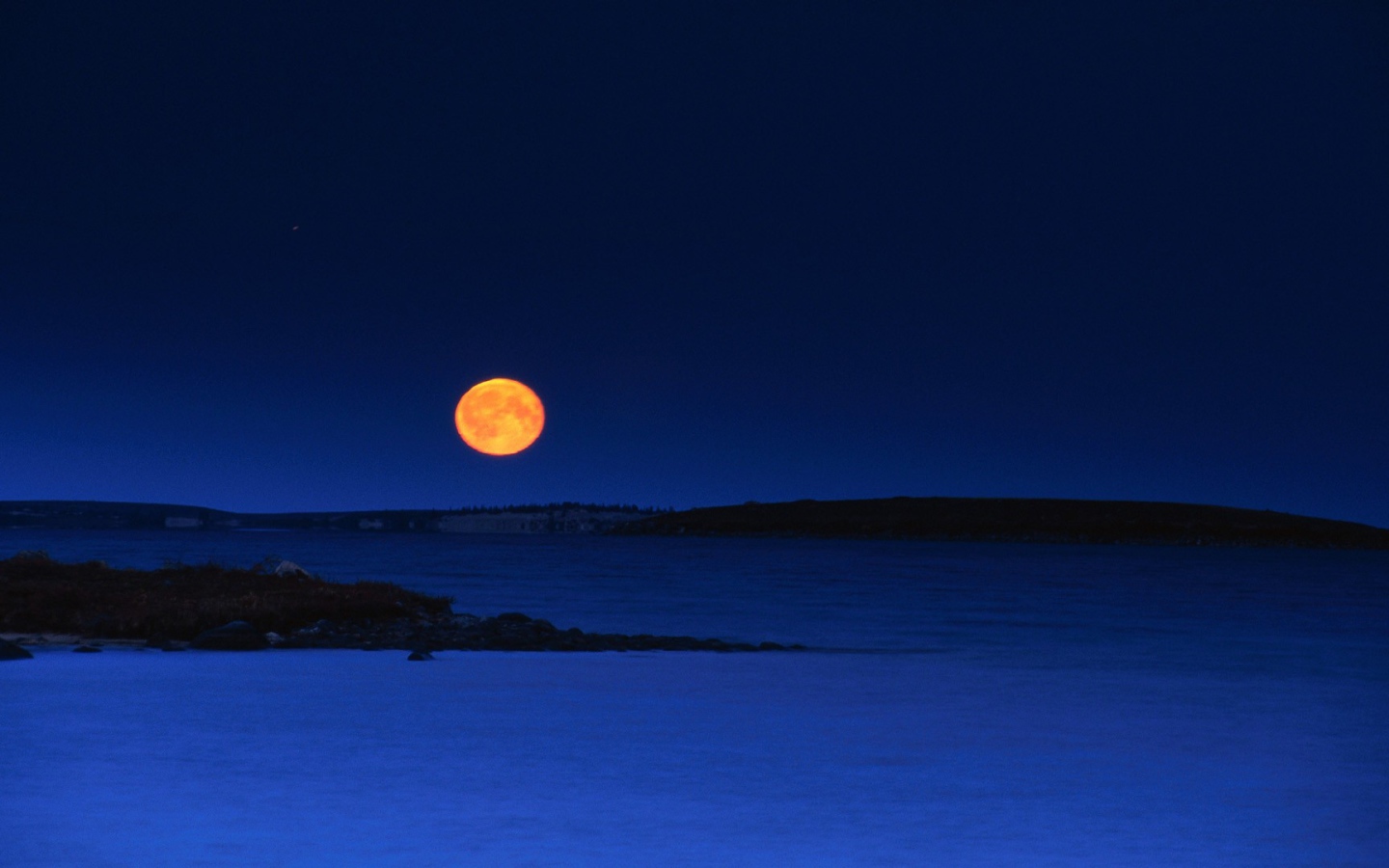 Луна на вечернем небе