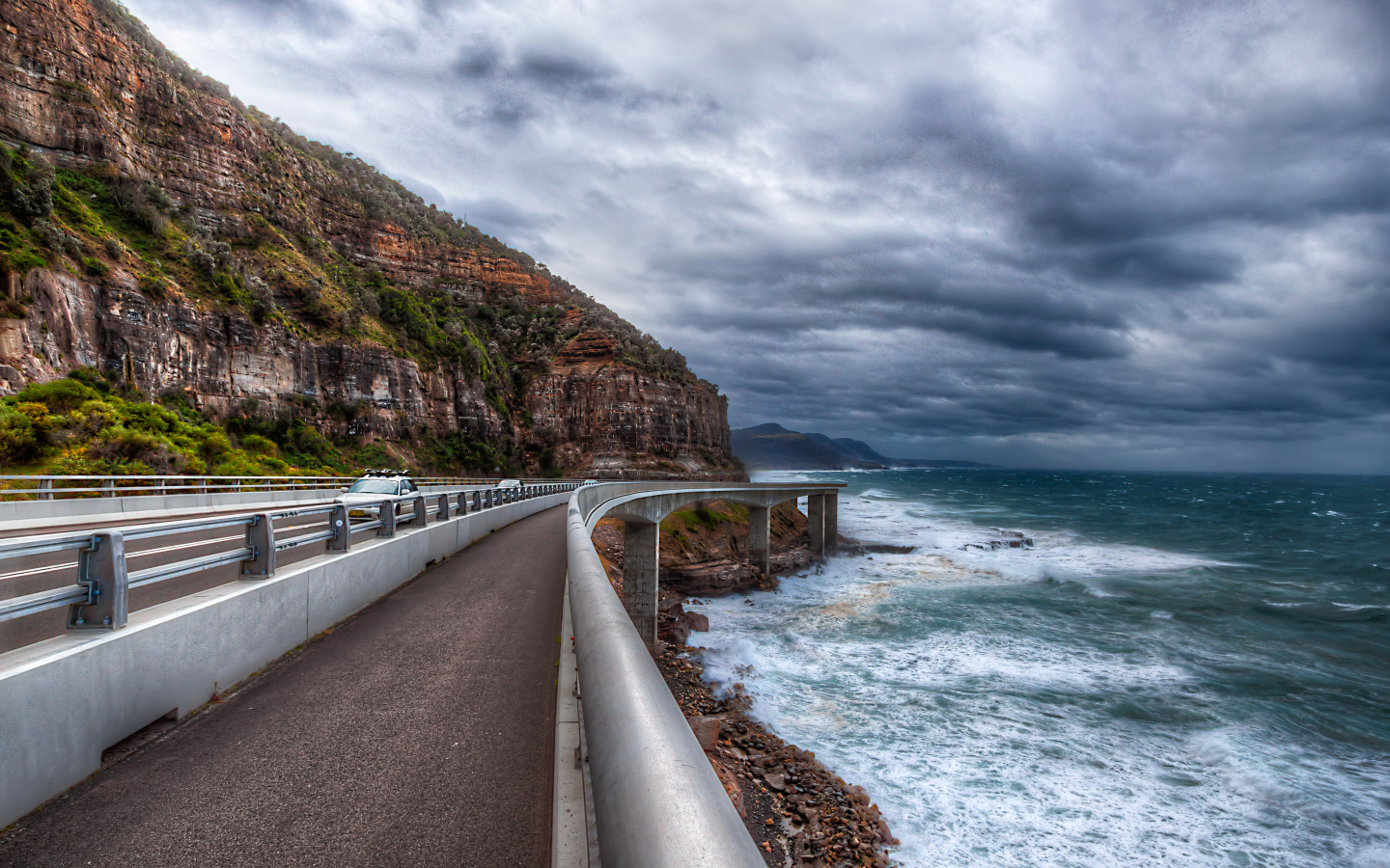 Дорога у берега моря