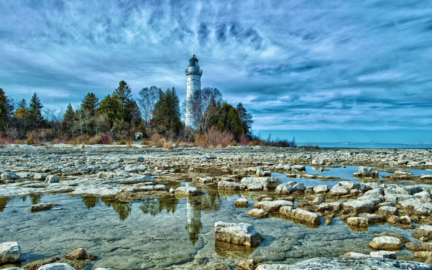 Каменный берег с маяком