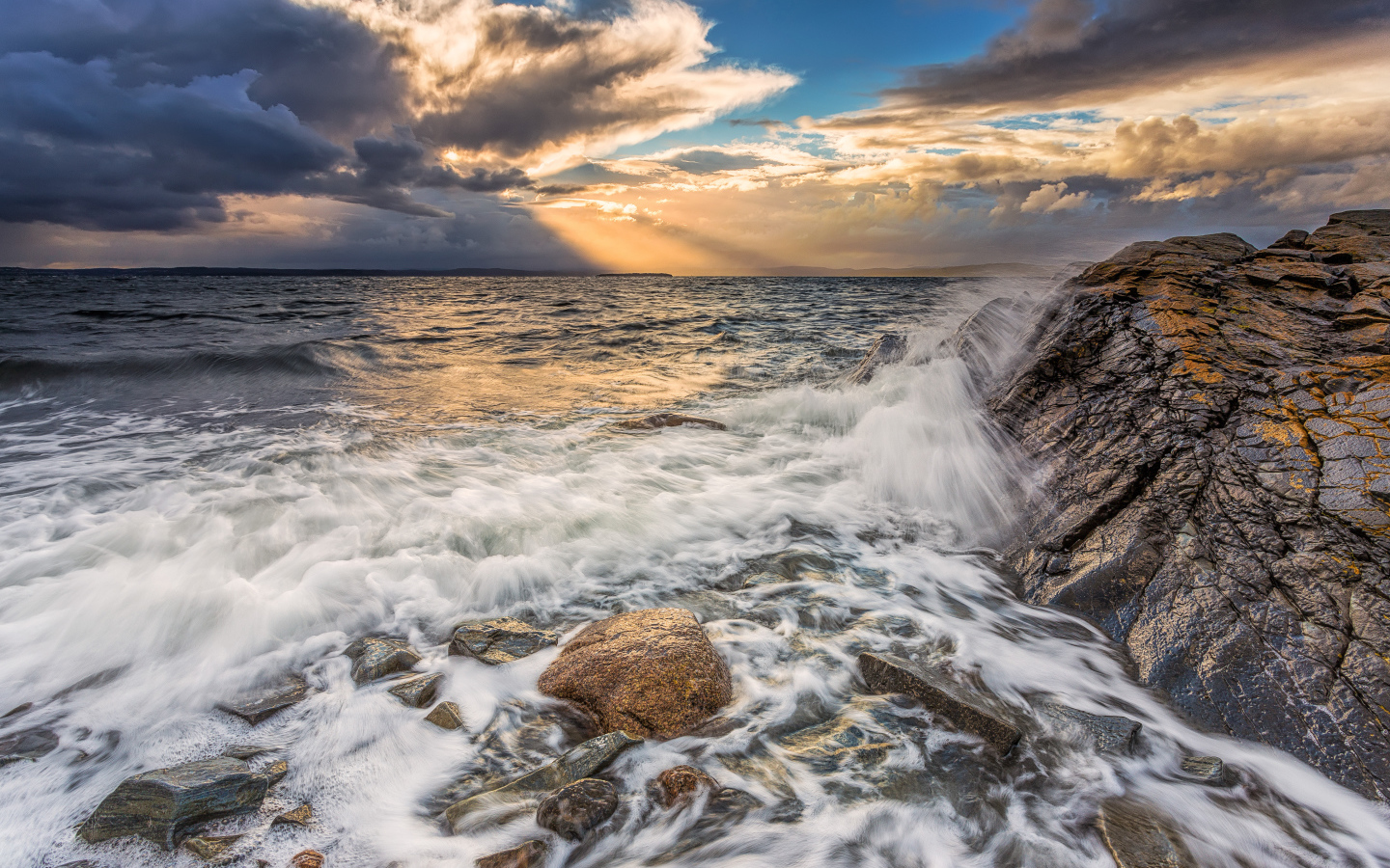 Волны бьются о скалы