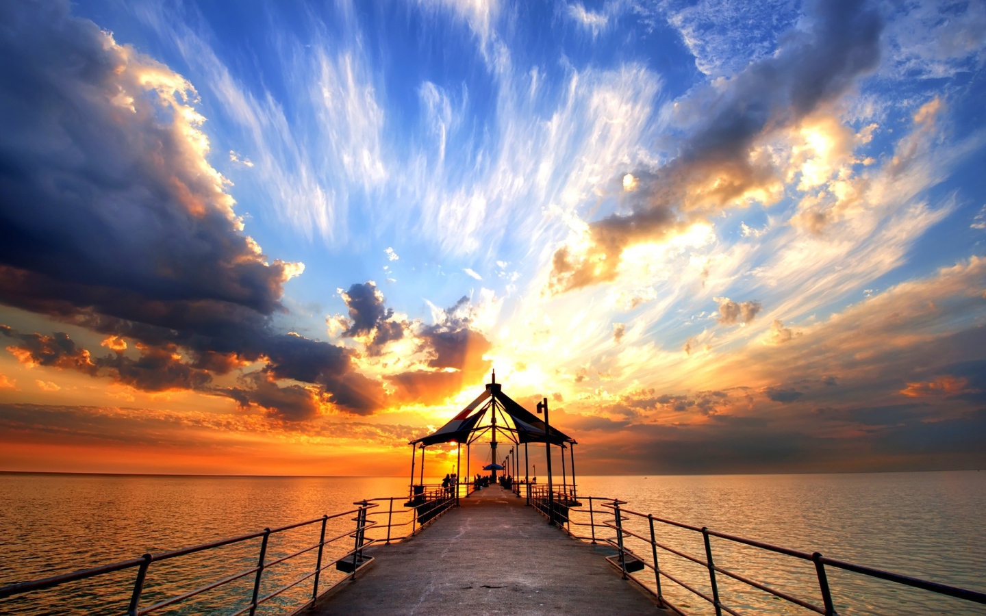 Закат на причале