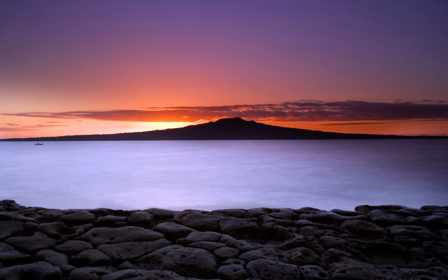 Закат за черной горой