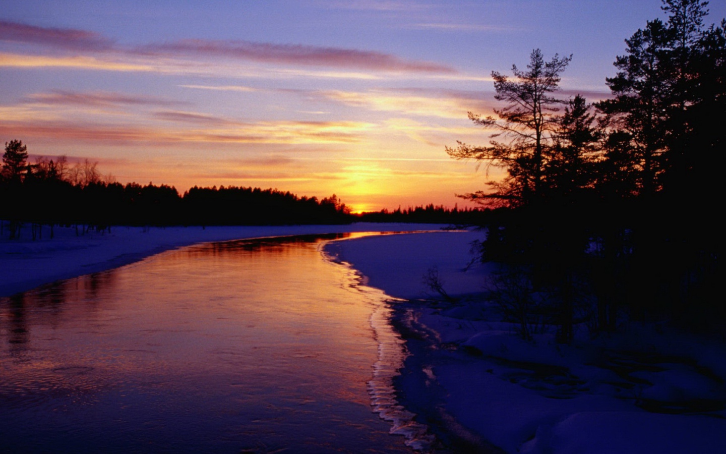 Закат над замерзающей рекой
