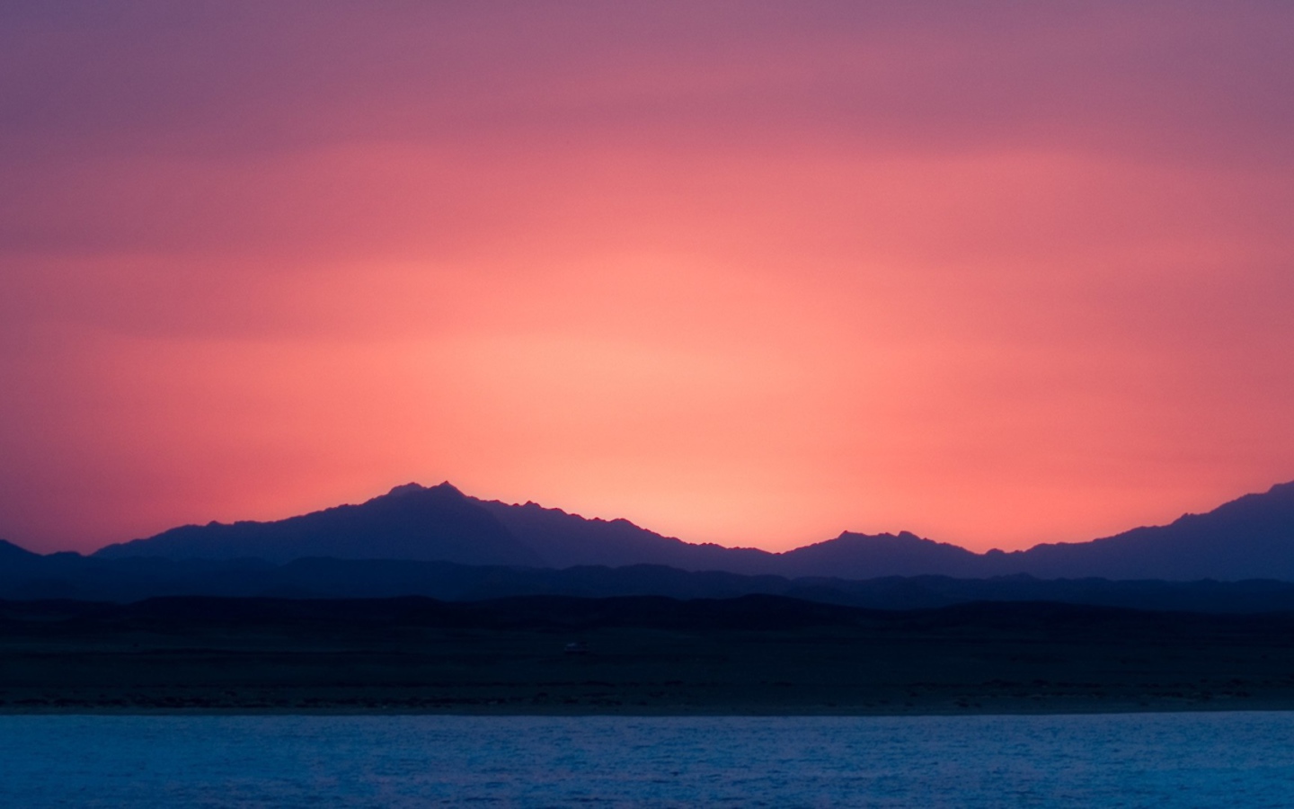 Розовый закат над синим морем