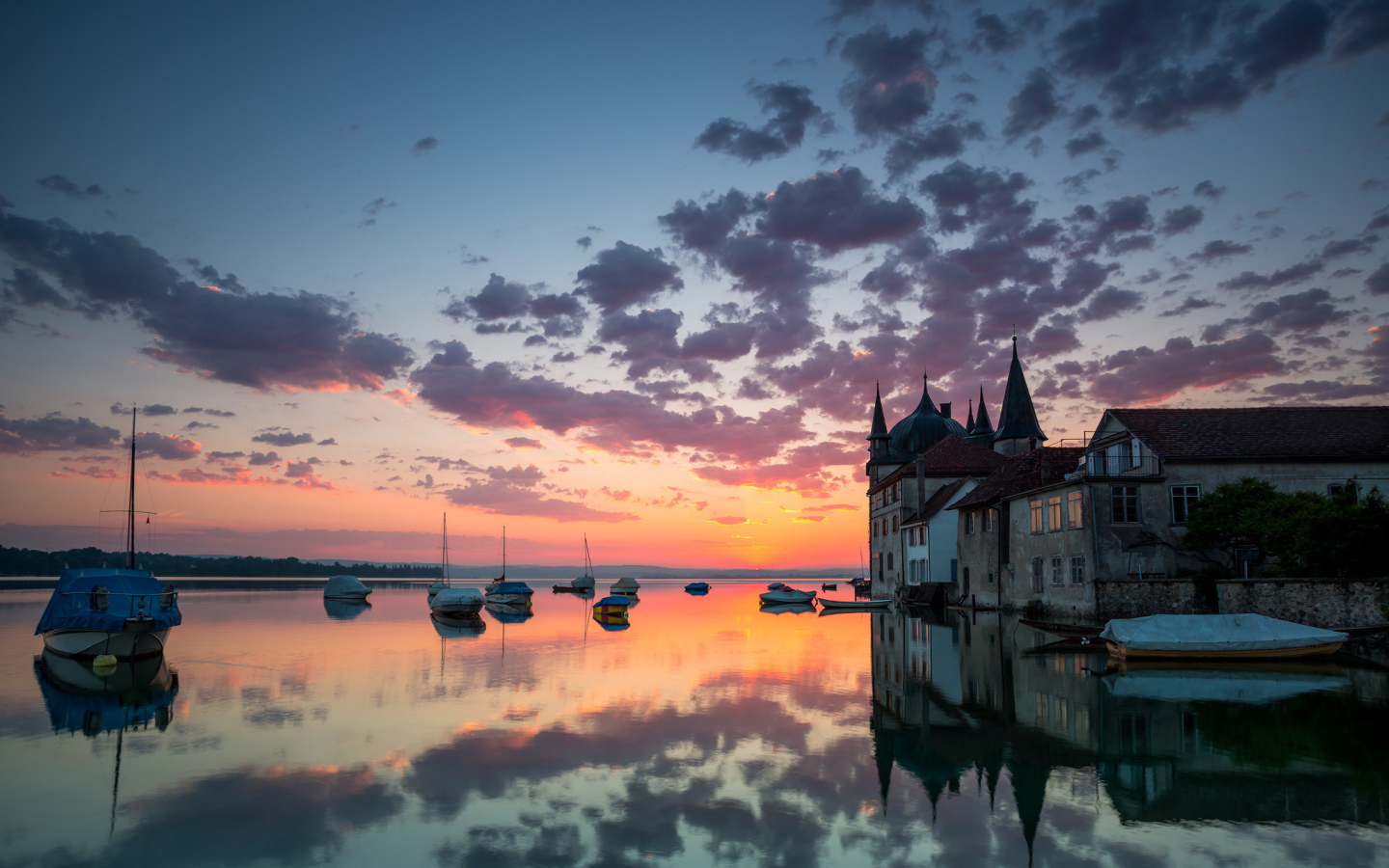 Отражение облаков в озере