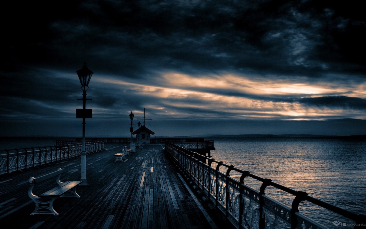 Закат на причале со скамейками