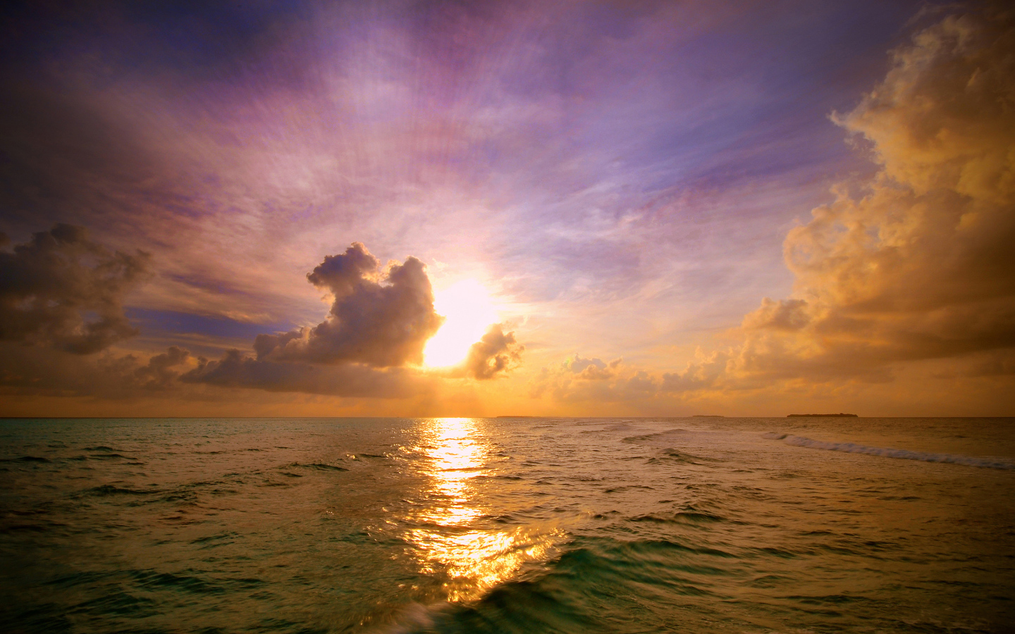 Закат над морскими волнами