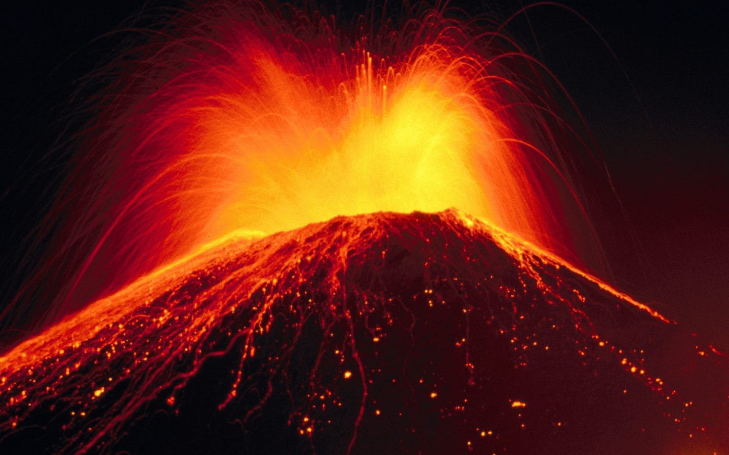 Извержение вулкана с брызгами лавы