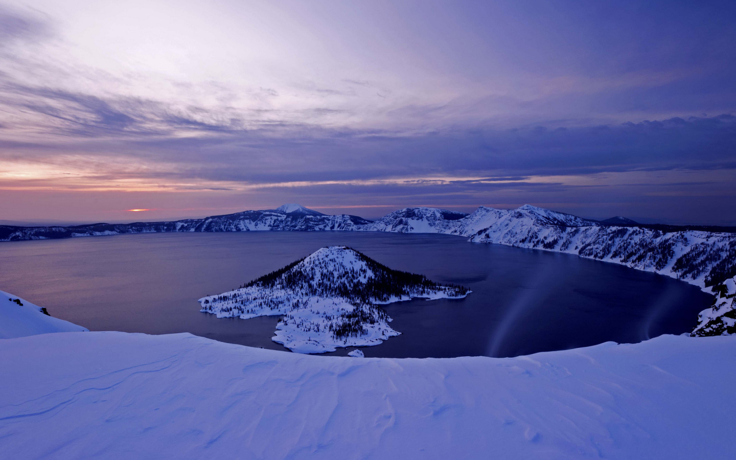 Озеро в кратере вулкана