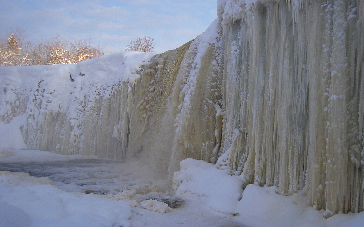 Замерзший водопад Ягала