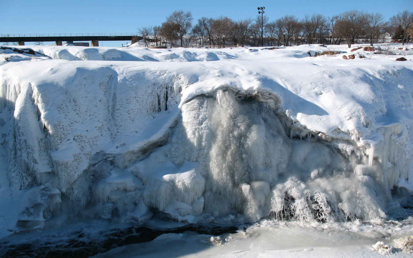 Замерзший водопад на Аляске