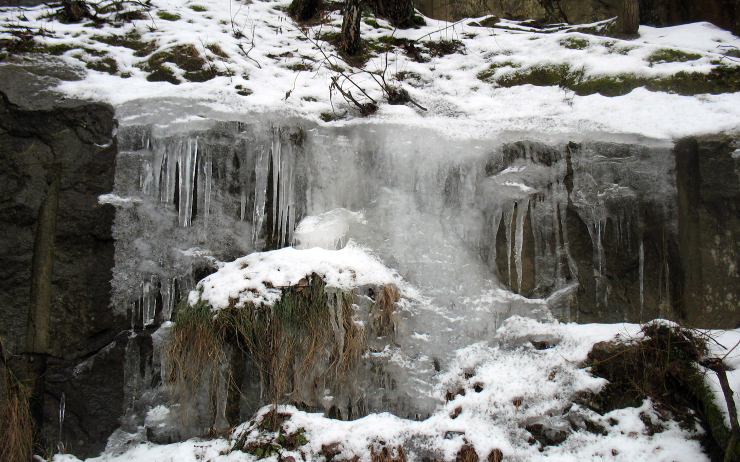 Замерзший водопад в России